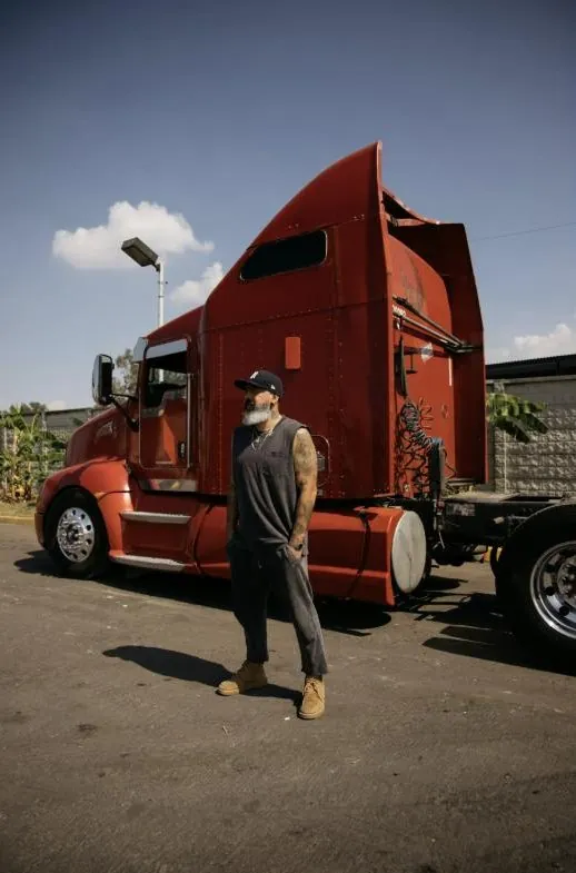 Camionero junto a su camión
